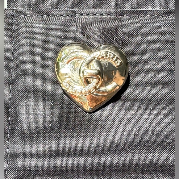 Chanel 22B GOLD HEART CC LOGO SMALL BROOCH CHARM PIN. - Picture 12 of 15